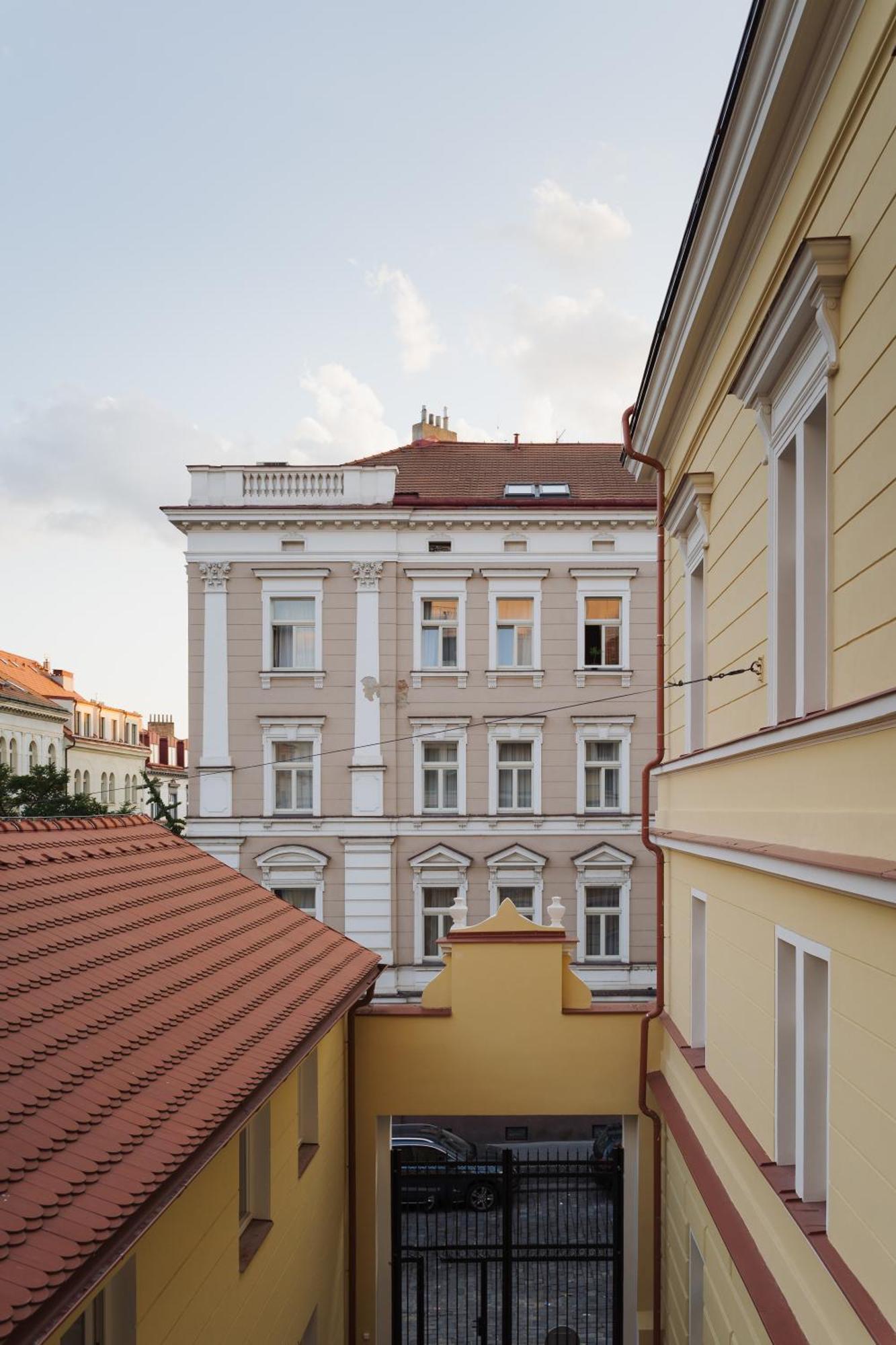 Azure - Cozy Center With Balcony Praag